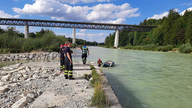 Strömungsretter der Feuerwehr zogen das gekenterte Schlauchboot aus der Isar.