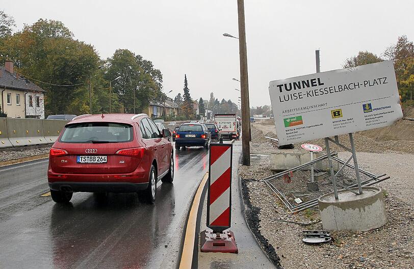 Diese Fahrspur auf der Heckenstallerstraße in Richtung Norden wird in Kürze nach rechts verschwenkt.