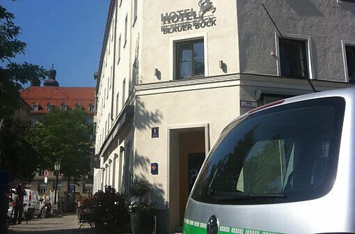 Ein Polizeiwagen steht vor dem Blauen Bock in München: Am Dienstagmorgen ist eine Rigipsdecke in dem Hotel und Restaurant eingestürzt und auf frühstückende Gäste gefallen.