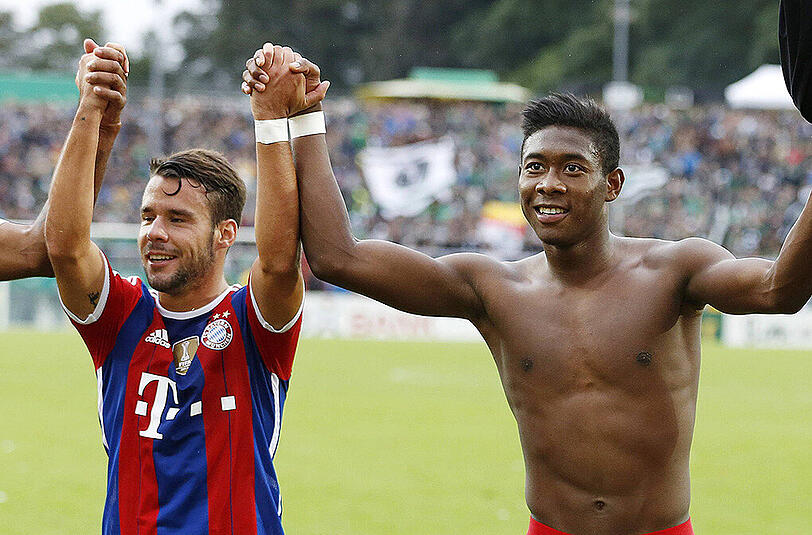 Juan Bernat (l) bewundert die Qualität der Bayern-Abwehr.