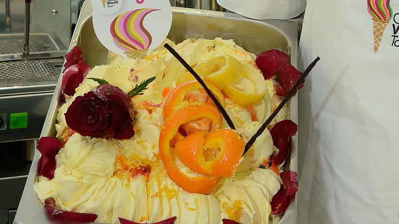 Eingelegte Rosen aromatisieren das Vanilleeis "Creme Napule".