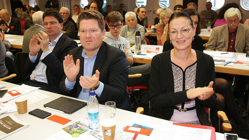 Wiedergewählt: Claudia Tausend (r.) bleibt Partei-Chefin. Wiedergewählt: Claudia Tausend (r.) bleibt Partei-Chefin.