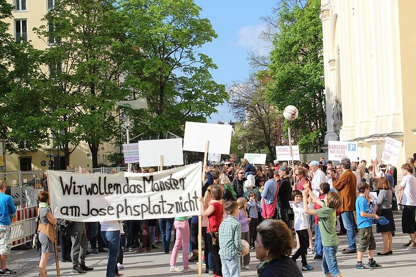 Das Motto der Demonstration: "Stoppt das Monster!". Damit ist die Tiefgarage am Josephsplatz gemeint.