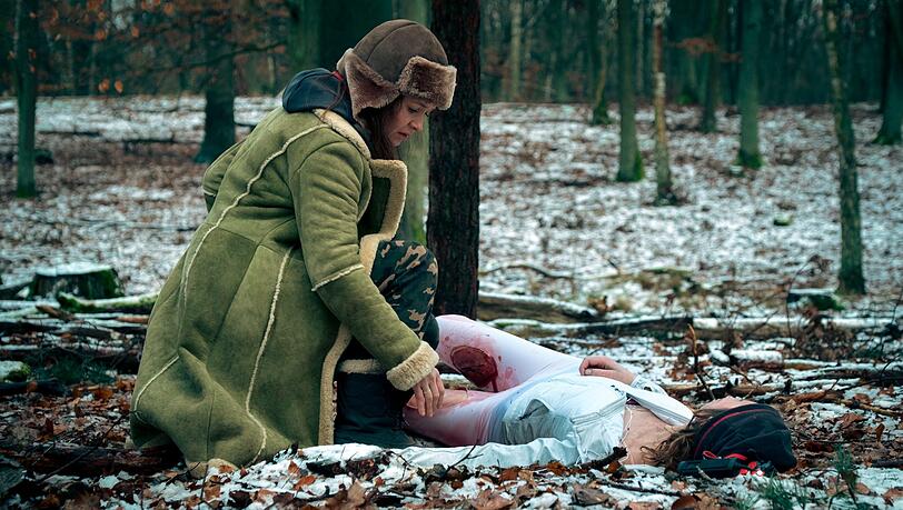 Die Bloggerin Charlie (Stefanie Stappenbeck) findet an einem eiskalten Wintertag im Wald die tote Joggerin Carolina Gröning (Tatiana Nekrasov) im Wald. Die Bloggerin Charlie (Stefanie Stappenbeck) findet an einem eiskalten Wintertag im Wald die tote Joggerin Carolina Gröning (Tatiana Nekrasov) im Wald.