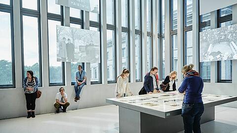 Besucher im NS-Dokumentationszentrum.