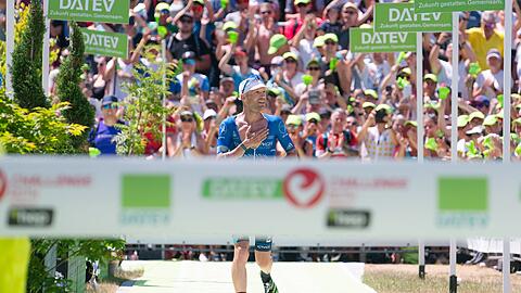 Patrick Lange, Zweitplatzierter der Männer, läuft bei der Triathlon Challenge Roth 2022 ins Ziel ein.