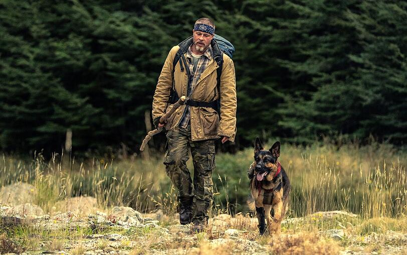James (Brad Pitt) und sein Schäferhund Odin kämpfen sich nach einem Flugzeugabsturz in Alaska zurück in die Zivilisation. James (Brad Pitt) und sein Schäferhund Odin kämpfen sich nach einem Flugzeugabsturz in Alaska zurück in die Zivilisation.