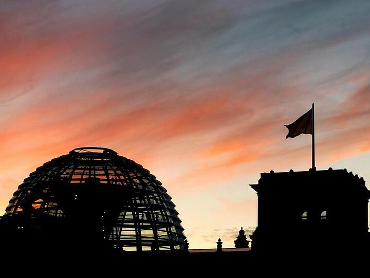 Berliner Reichstag: Silhouetten der Kuppel und eines Eckturms.