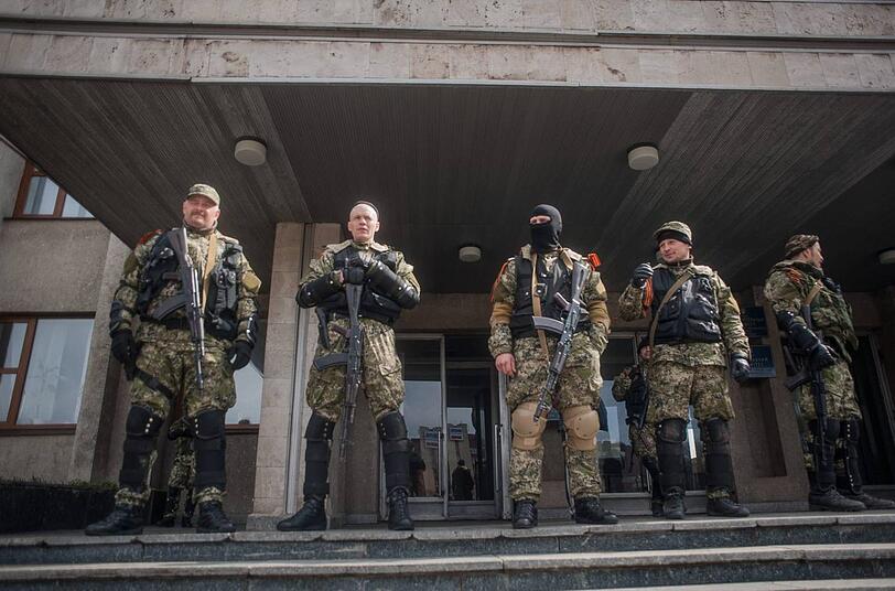 Bewaffnete Männer vor einem Verwaltungsgebäude in der Stadt Slawjansk nahe Donezk.