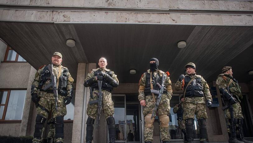 Bewaffnete Männer vor einem Verwaltungsgebäude in der Stadt Slawjansk nahe Donezk.