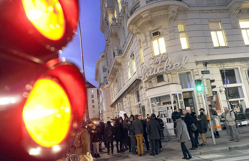 Demonstration vor dem Café Prückel, das vor einigen Tagen ein lesbisches Pärchen wegen eines Kusses hinauskomplimentiert hatte.