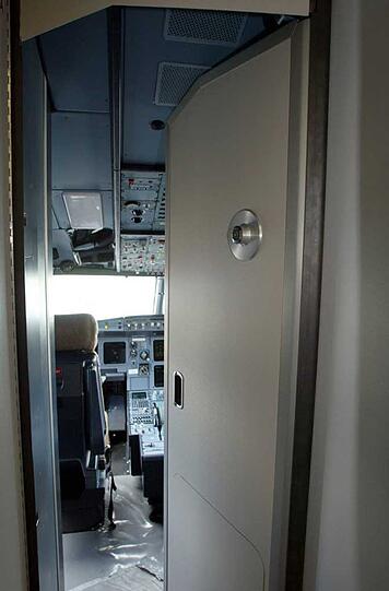 Die gepanzerte Tür zum Cockpit hält sogar Schüssen stand.