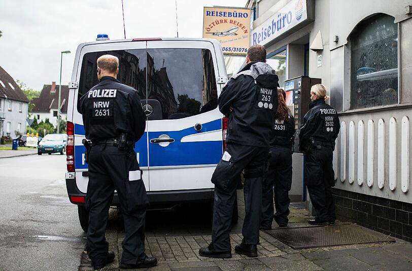 NRW in Aufruhr: Polizisten stehen vor einem türkischen Reisebüro.