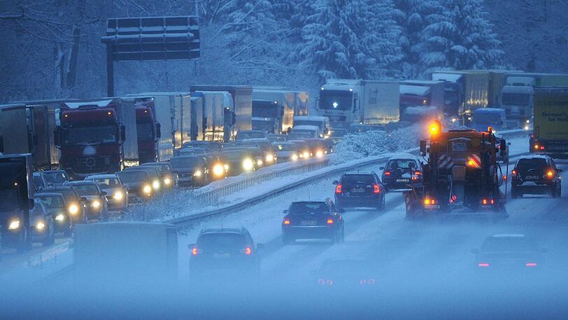 Der erste Schnee sorgt für Chaos auf den Straßen in und um München. (Symbolbild)