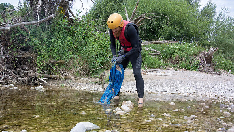 Reichlich Müll sammelten die freiwilligen Helfer am Sonntag auf der Isar ein. Die Bilder der RamaDama-Aktion.