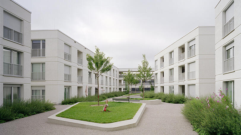 Schwabing-West, Isoldenstraße 35-41: 69 (vor allem geförderte) Wohnungen mit Büros, Läden und einem Hof haben die &bdquo;03 Architekten&ldquo; für die städtische Wohnungsbaugesellschaft Gewofag hier gebaut. Wohnen kombiniert mit Nahversorgung: Das findet die Jury ehrenswert.