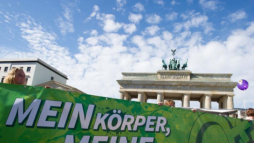 Eine Demonstration für das Recht auf Abtreibung vor dem Brandenburger Tor.