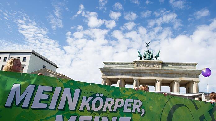 Eine Demonstration für das Recht auf Abtreibung vor dem Brandenburger Tor.