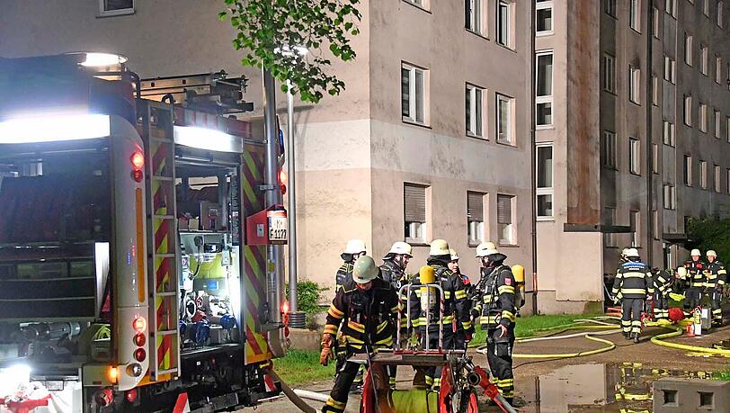 Insgesamt waren rund 100 Einsatzkräfte von Feuerwehr, Rettungsdienst und Polizei im Einsatz, unterstützt von 20 Atemschutzgeräten, mehreren Lüftern und Löschrohren. Insgesamt waren rund 100 Einsatzkräfte von Feuerwehr, Rettungsdienst und Polizei im Einsatz, unterstützt von 20 Atemschutzgeräten, mehreren Lüftern und Löschrohren.
