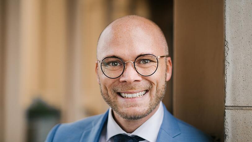 Fabian Mehring (34) ist promovierter Politikwissenschaftler. Er kommt aus Meitingen im Landkreis Augsburg und gehört dem Bayerischen Landtag seit 2018 für die Freien Wähler an. Mehring ist Parlamentarischer Geschäftsführer seiner Fraktion und Lehrbeauftragter am Lehrstuhl für Politikwissenschaften und Internationale Beziehungen an der Universität Augsburg.