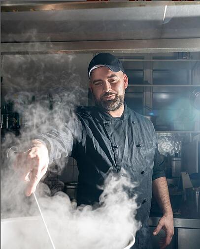 Der Küchenchef Daniel Vitorino kann vorerst nicht mehr kochen. In seiner Küche ist es zu Stromschlägen gekommen.