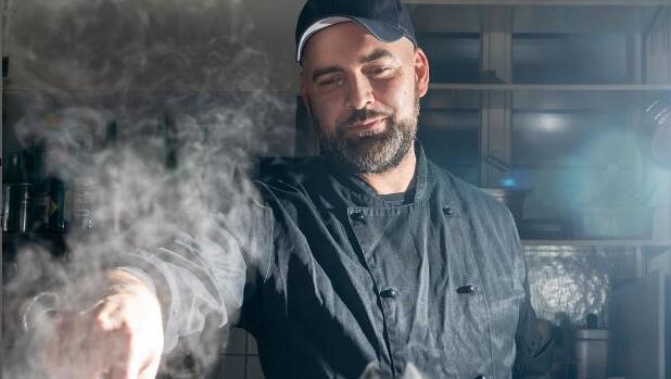 Der Küchenchef Daniel Vitorino kann vorerst nicht mehr kochen. In seiner Küche ist es zu Stromschlägen gekommen. Der Küchenchef Daniel Vitorino kann vorerst nicht mehr kochen. In seiner Küche ist es zu Stromschlägen gekommen.