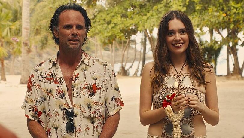 Neue Gesichter aus der dritten Staffel von "The White Lotus": Walton Goggins und "Sex Education"-Star Aimee Lou Wood.
