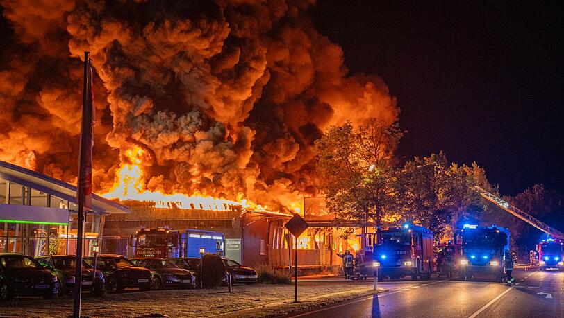 Feuerwehren sind beim Brand einer Lagerhalle mit Särgen im Lichtenfelser Ortsteil Trieb im Einsatz. Feuerwehren sind beim Brand einer Lagerhalle mit Särgen im Lichtenfelser Ortsteil Trieb im Einsatz.