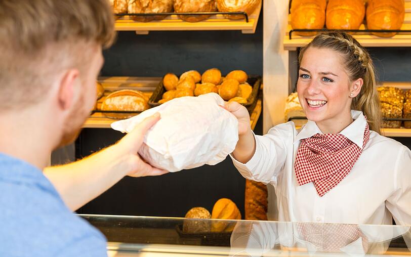Jedes Mal, wenn Sie beim Bäcker Brot oder Brötchen kaufen, bekommen Sie die Ware in einer Papiertüte überreicht. Und jedes Mal schmeißen Sie diese zu Hause weg, wenn Sie den Inhalt verzehrt haben, richtig? Geben Sie den Tüten eine zweite Chance! Verpacken Sie darin geschmierte Brote oder Kekse für unterwegs. Oder Sie nutzen Sie für loses Obst und Gemüse im Supermarkt - und sparen sich so den Griff zum Plastikbeutel. Jedes Mal, wenn Sie beim Bäcker Brot oder Brötchen kaufen, bekommen Sie die Ware in einer Papiertüte überreicht. Und jedes Mal schmeißen Sie diese zu Hause weg, wenn Sie den Inhalt verzehrt haben, richtig? Geben Sie den Tüten eine zweite Chance! Verpacken Sie darin geschmierte Brote oder Kekse für unterwegs. Oder Sie nutzen Sie für loses Obst und Gemüse im Supermarkt - und sparen sich so den Griff zum Plastikbeutel.