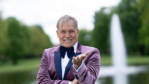 Nach f&uuml;nf Jahren Pause kehrt Frank "Froonck" Matth&eacute;e mit "Duell der Hochzeitsprofis" ins Fernsehen zur&uuml;ck.