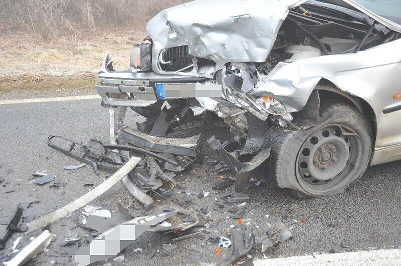Bei einem Glatteisunfall in Katzenbach, in der Nähe von Dorfen, sind mehrere Personen schwer verletzt worden. Unter den Verletzten war auch ein Kleinkind.