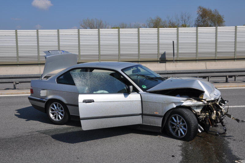 Der BMW-Fahrer, der seinen Wagen in die Leitplanke lenkte, wurde verletzt ins Krankenhaus gebracht.