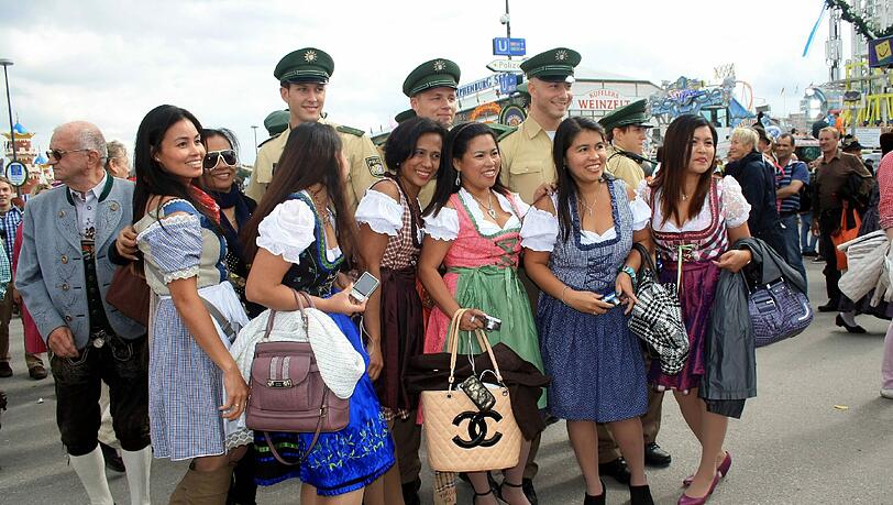 Besucher: Rund 6 Millionen kommen alljährlich auf die Wiesn in München, der Rekord von 1985 lag bei 7,1 Millionen. Die Stadt als Veranstalterin möchte gar nicht mehr Gäste anlocken - sonst wird es zu eng. Besucher: Rund 6 Millionen kommen alljährlich auf die Wiesn in München, der Rekord von 1985 lag bei 7,1 Millionen. Die Stadt als Veranstalterin möchte gar nicht mehr Gäste anlocken - sonst wird es zu eng.
