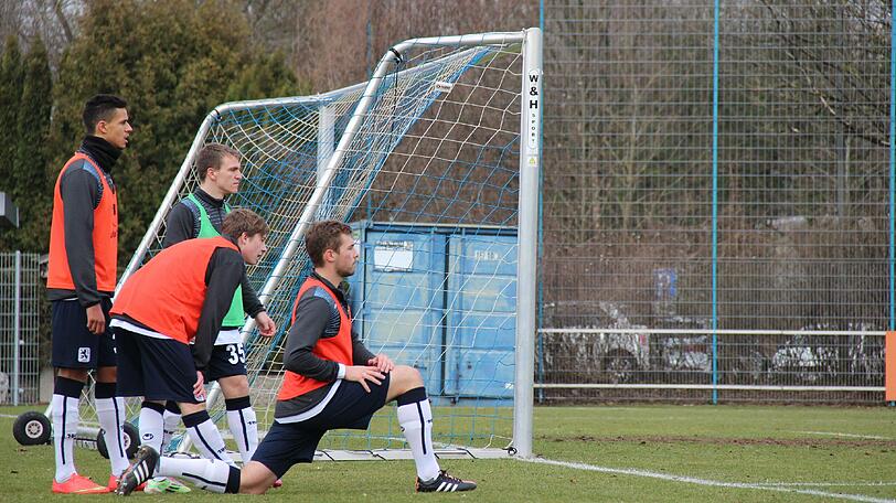 Von Links: Glatzel, Taffersthofer, Neudecker und Weber beim Test gegen den SV Grödig. Bis auf Glatzel werden alle Jugendspieler mit nach Marbella fahren.