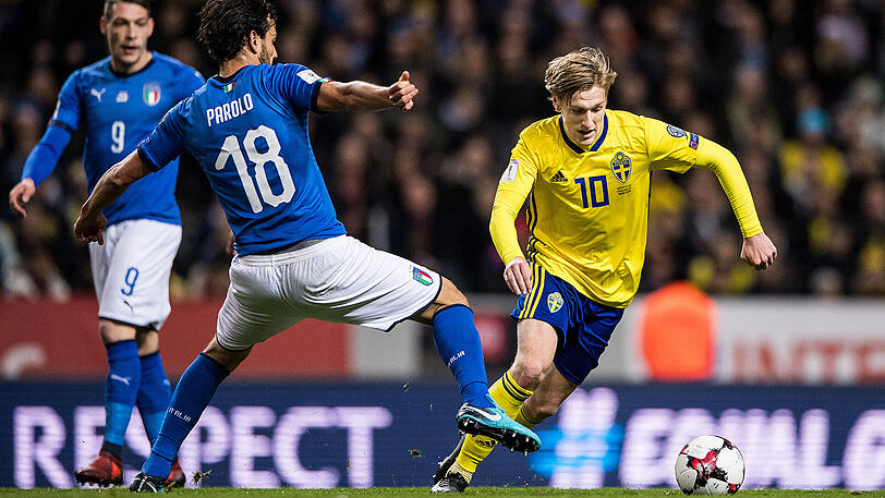 Schwedens Emil Forsberg (r) gegen Italiens Marco Parolo.