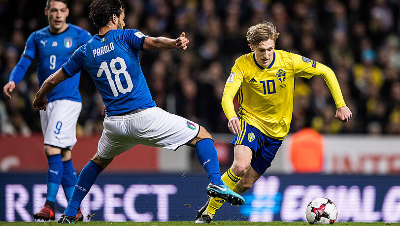 Schwedens Emil Forsberg (r) gegen Italiens Marco Parolo. Schwedens Emil Forsberg (r) gegen Italiens Marco Parolo.