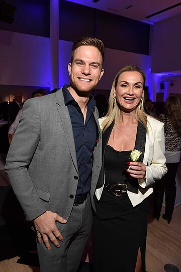 Gastgeberin Christina Duxa-Belte und Bachelor Sebastian Preuss