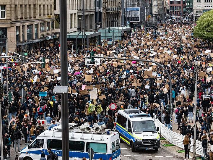 Die Polizei sprach von 9000 Teilnehmern am Jungfernstieg.