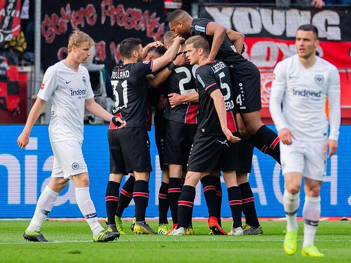 Leverkusens Spieler freuen sich - die Frankfurter sind bedient.