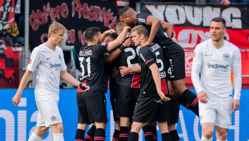 Leverkusens Spieler freuen sich - die Frankfurter sind bedient. Leverkusens Spieler freuen sich - die Frankfurter sind bedient.