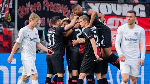 Leverkusens Spieler freuen sich - die Frankfurter sind bedient.