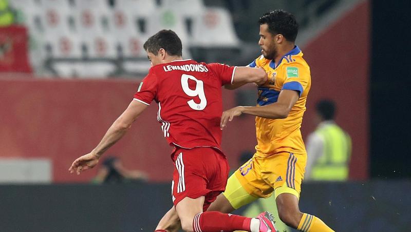 Münchens Robert Lewandowski und Tigres Diego Antonio Reyes (l-r.) im Duell um den Ball.