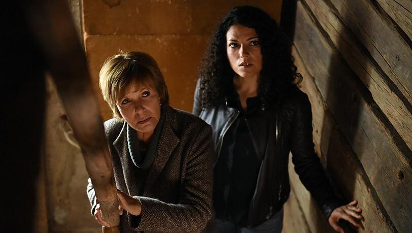 "Kommissarin Lucas: Du bist mein": Kommissarin Lucas (Ulrike Kriener, l.) und ihre Kollegin Betty Sedlacek (Claudia Kottal) ahnen noch nicht, was sie auf dem Dachboden eines leer stehenden Hofes erwartet.