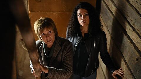 "Kommissarin Lucas: Du bist mein": Kommissarin Lucas (Ulrike Kriener, l.) und ihre Kollegin Betty Sedlacek (Claudia Kottal) ahnen noch nicht, was sie auf dem Dachboden eines leer stehenden Hofes erwartet.