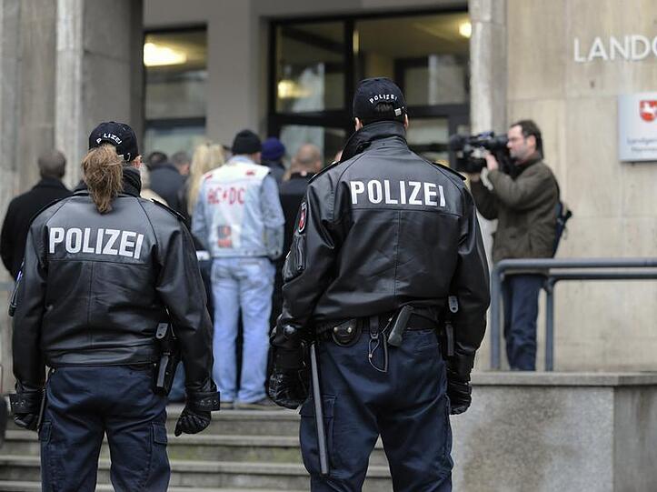 Polizeibeamte sichern in Hannover vor dem Landgericht den Eingang für die Besucher des "Hells Angels"-Prozesses.
