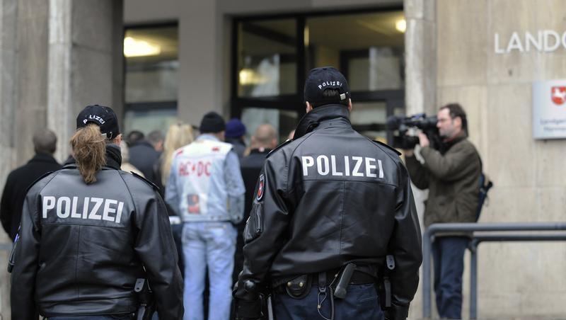 Polizeibeamte sichern in Hannover vor dem Landgericht den Eingang für die Besucher des "Hells Angels"-Prozesses. Polizeibeamte sichern in Hannover vor dem Landgericht den Eingang für die Besucher des "Hells Angels"-Prozesses.