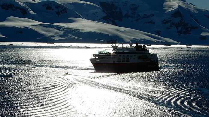 Mittlerweile reisen Schiffe für alle Interessen und Neigungen ins Südpolarmeer. Mittlerweile reisen Schiffe für alle Interessen und Neigungen ins Südpolarmeer.
