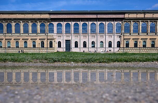 Es ist noch einiges zu tun an den Bayerischen Staatsgemäldesammlungen. Die ziemlich eindeutigen Fälle von NS-Raubkunst sind zwar weniger geworden, aber es gibt zahlreiche andere Kunstwerke, die auf ihre Provenienz hin zu untersuchen und womöglich zu restituieren sind. Es ist noch einiges zu tun an den Bayerischen Staatsgemäldesammlungen. Die ziemlich eindeutigen Fälle von NS-Raubkunst sind zwar weniger geworden, aber es gibt zahlreiche andere Kunstwerke, die auf ihre Provenienz hin zu untersuchen und womöglich zu restituieren sind.