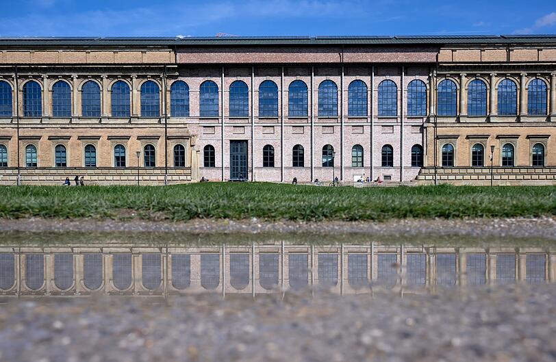 Es ist noch einiges zu tun an den Bayerischen Staatsgemäldesammlungen. Die ziemlich eindeutigen Fälle von NS-Raubkunst sind zwar weniger geworden, aber es gibt zahlreiche andere Kunstwerke, die auf ihre Provenienz hin zu untersuchen und womöglich zu restituieren sind. Es ist noch einiges zu tun an den Bayerischen Staatsgemäldesammlungen. Die ziemlich eindeutigen Fälle von NS-Raubkunst sind zwar weniger geworden, aber es gibt zahlreiche andere Kunstwerke, die auf ihre Provenienz hin zu untersuchen und womöglich zu restituieren sind.