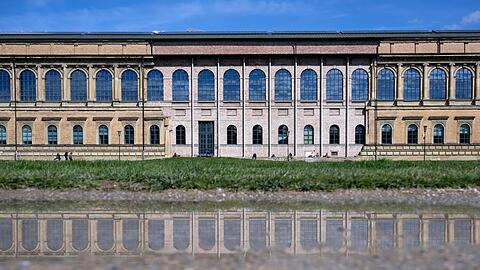 Der Blick in den Spiegel hat nichts gebracht, jetzt muss eine frühere Staatsanwältin in den Bayerischen Staatsgemäldesammlungen für Klarheit sorgen. Wobei nicht klar ist, welche der Pinakotheken - hier die Alte - von den neuen Vorwürfen betroffen ist.
